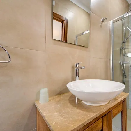2 Bedroom Maisonette In The Heart Of Apartment
