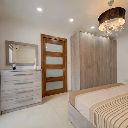 Apartment 2 Bedroom Maisonette In The Heart Of *