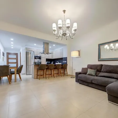 Apartment 2 Bedroom Maisonette In The Heart Of *