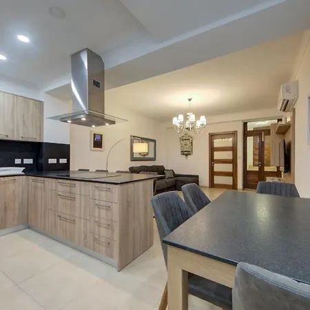 2 Bedroom Maisonette In The Heart Of Apartment