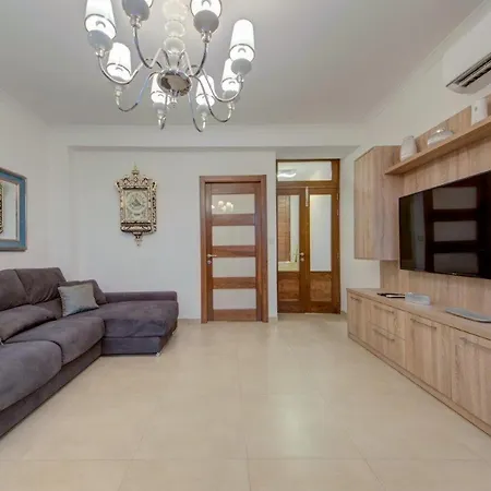 Apartment 2 Bedroom Maisonette In The Heart Of