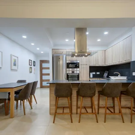 Apartment 2 Bedroom Maisonette In The Heart Of