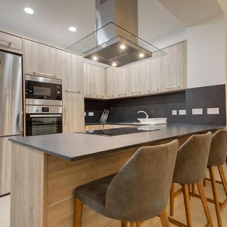2 Bedroom Maisonette In The Heart Of *