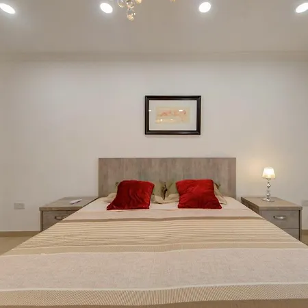 2 Bedroom Maisonette In The Heart Of *