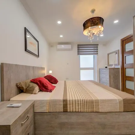 2 Bedroom Maisonette In The Heart Of *