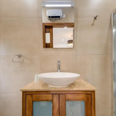 2 Bedroom Maisonette In The Heart Of Διαμέρισμα *